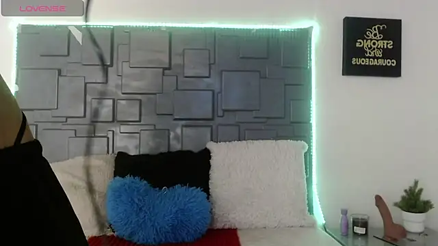 Snapshot of Trinity_Knox chatting on September 23, 3:32 pm Trinity Knox online show from September 23, 3:32 pm