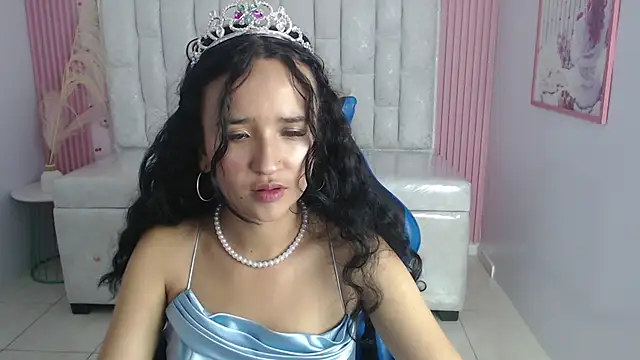 Snapshot of bella_vibess_s chatting on October 17, 8:34 pm bella vibess s online show from October 17, 8:34 pm