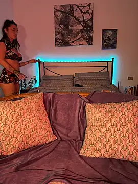 nikkaanderic online show from April 8, 7:49 pm