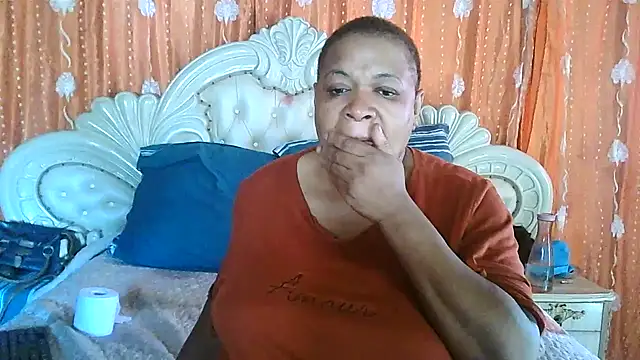 Snapshot of BUSTY_QUEEEN chatting on October 18, 12:30 pm BUSTY QUEEEN online show from October 18, 12:30 pm