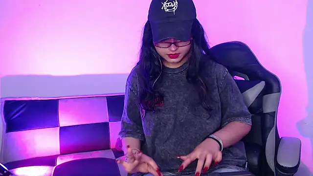 GwenHazel online show from November 29, 11:58 am