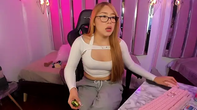 Issa Moon  online show from September 27, 8:05 pm