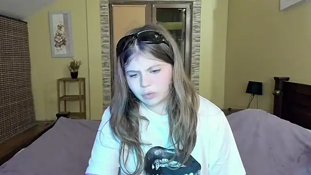 Snapshot of Lilly_Jess chatting on October 13, 6:10 pm Lilly Jess online show from October 13, 6:10 pm