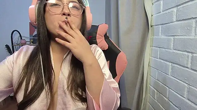 valentinauwu online show from March 31, 6:24 am