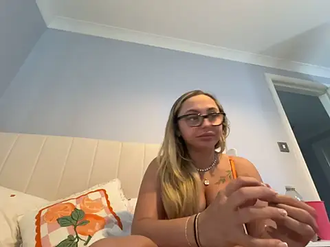 petitelucyXoxx online show from May 18, 6:03 pm