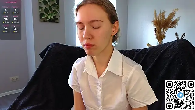 Snapshot of Succubelle chatting on October 15, 6:16 am Succubelle online show from October 15, 6:16 am