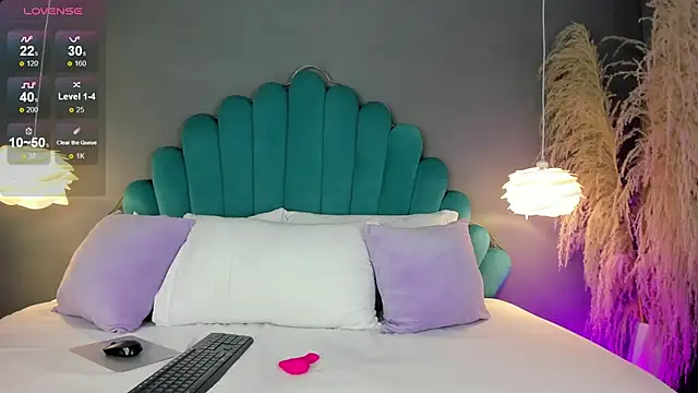 LunaBloomn online show from October 22, 5:07 pm