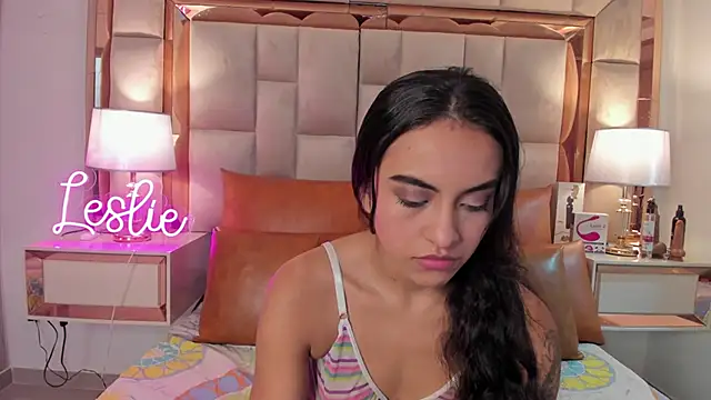 Leslie Bussh  online show from November 14, 8:09 pm