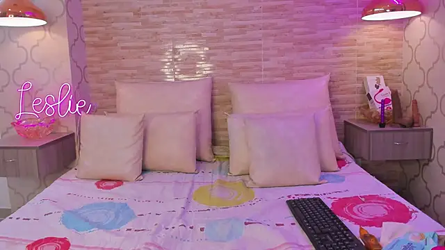 Leslie Bussh  online show from October 16, 7:49 pm