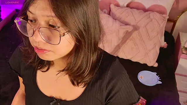 Lauuu2007 online show from April 17, 9:50 pm