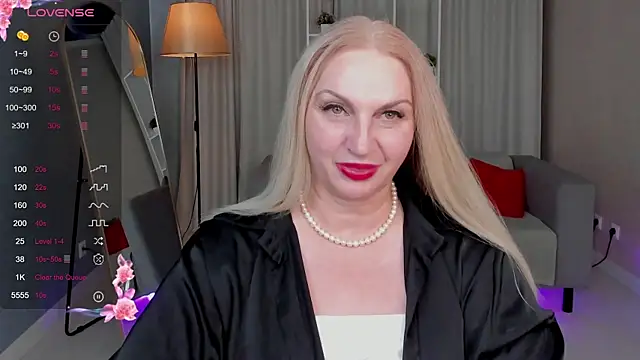 Snapshot of Nina_Devillle chatting on October 15, 3:58 pm Nina Devillle online show from October 15, 3:58 pm