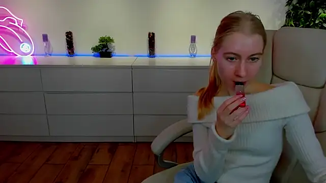 Alina Blonde online show from November 2, 7:01 am