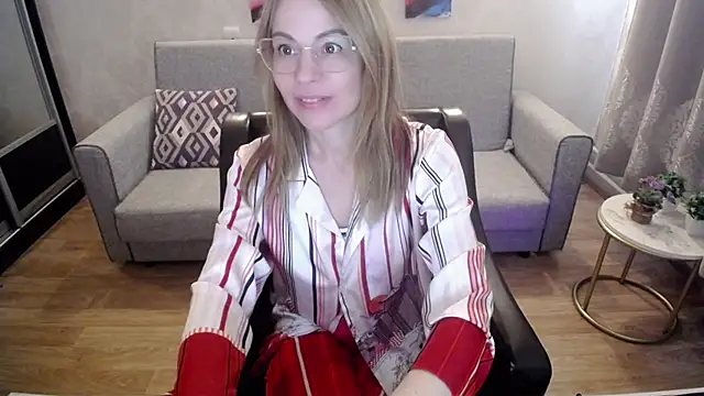 Snapshot of shy_hot_cat chatting on October 6, 9:15 am shy hot cat online show from October 6, 9:15 am