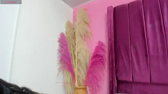 miajhonsonx online show from May 27, 2:36 pm