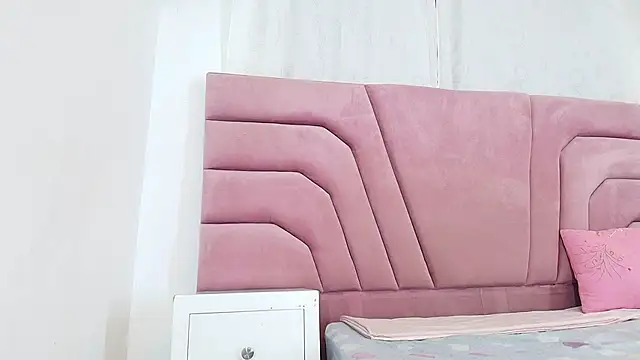 miajhonsonx online show from March 28, 8:08 pm