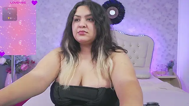 Snapshot of CurvyAleya chatting on October 7, 11:09 pm CurvyAleya online show from October 7, 11:09 pm
