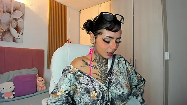 KoraRousee online show from October 25, 1:41 pm