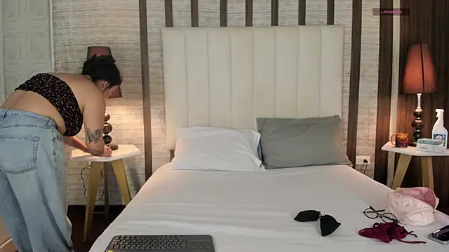 Hannah Cross online show from July 28, 3:59 am