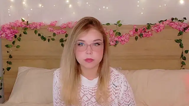 Snapshot of Lilith_Bonheur chatting on October 11, 8:11 pm Lilith Bonheur online show from October 11, 8:11 pm