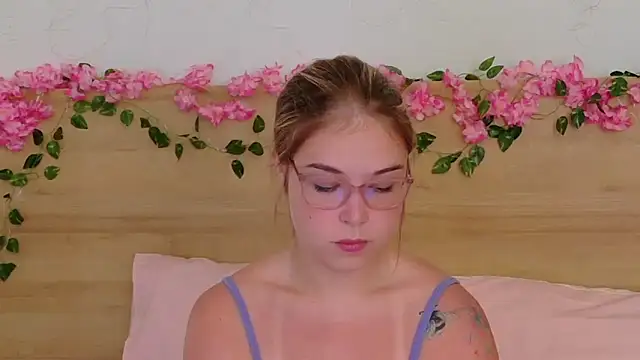 Snapshot of Lilith_Bonheur chatting on October 7, 11:09 pm Lilith Bonheur online show from October 7, 11:09 pm