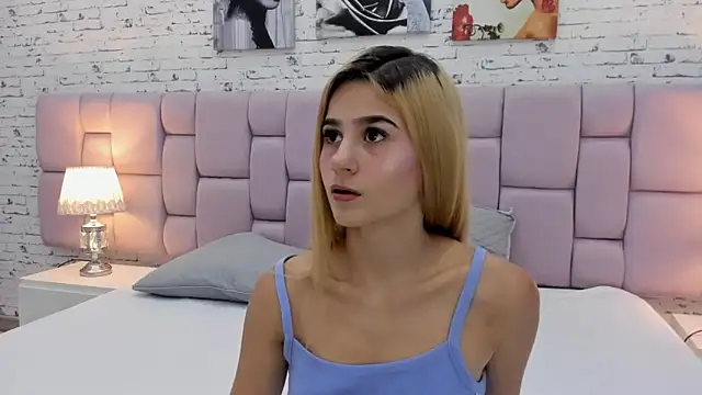 Snapshot of ChloeLaurentt chatting on October 8, 4:17 am ChloeLaurentt online show from October 8, 4:17 am