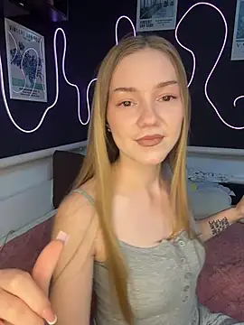 MilaMoone online show from March 3, 11:05 am