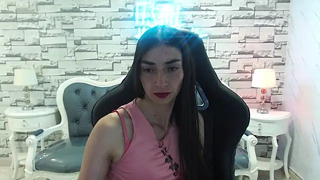 Snapshot of Maily_a_ chatting on October 14, 3:20 am Maily a online show from October 14, 3:20 am