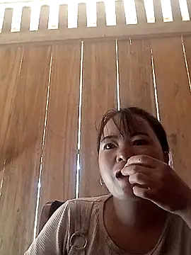 Snapshot of emly-xinh18 chatting on October 19, 8:16 am emly-xinh18 online show from October 19, 8:16 am