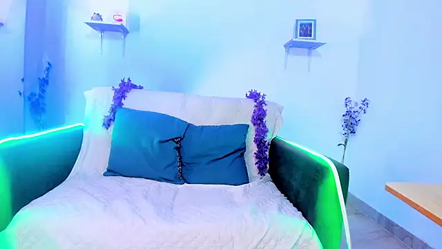 Snapshot of karlaaa__ chatting on September 20, 6:28 pm karlaaa online show from September 20, 6:28 pm