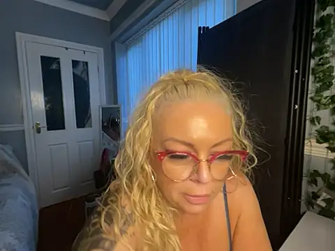 BonnyDesire online show from April 10, 6:58 pm