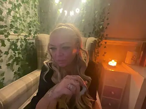 BonnyDesire online show from November 21, 8:33 pm