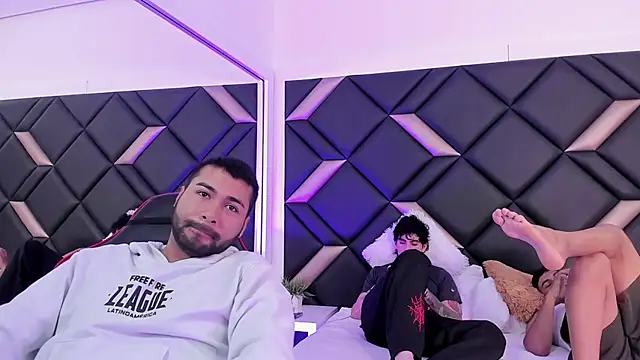 Hot Threesomee online show from November 11, 1:30 pm