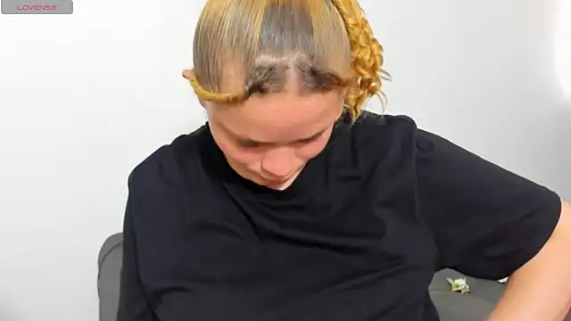 Cherrysweetyx online show from April 18, 7:07 pm