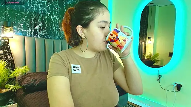Snapshot of Nia-Stark chatting on October 1, 3:28 pm Nia-Stark online show from October 1, 3:28 pm