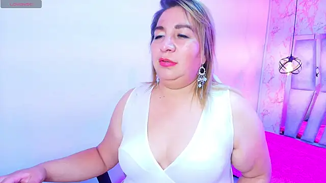 Snapshot of MaylinRosse_ chatting on October 18, 8:32 pm MaylinRosse online show from October 18, 8:32 pm