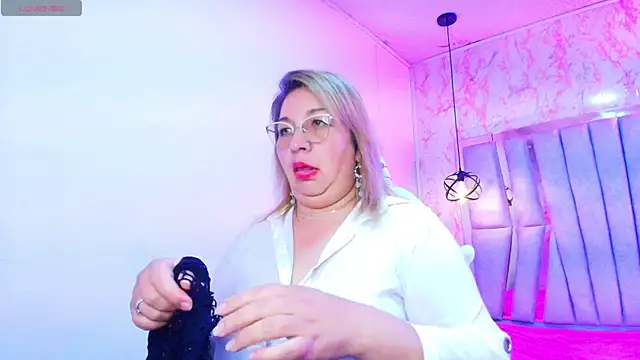 Snapshot of MaylinRosse_ chatting on October 17, 8:23 pm MaylinRosse online show from October 17, 8:23 pm