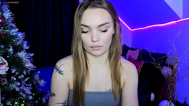 KitsyMoore online show from December 16, 1:06 pm