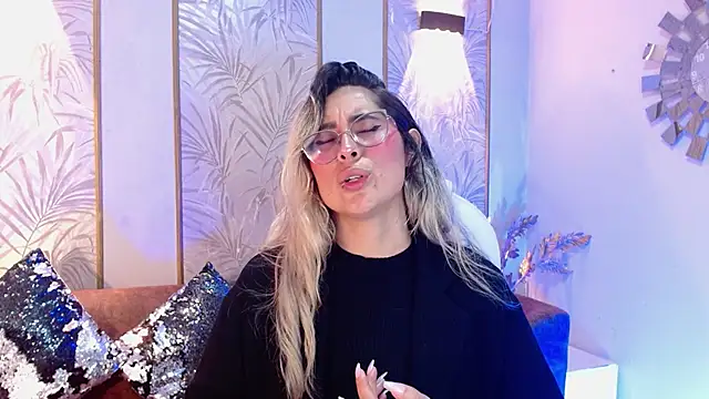 Snapshot of LunaaGrey_ chatting on October 10, 4:06 am LunaaGrey online show from October 10, 4:06 am