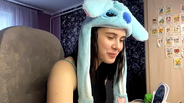 Snapshot of MollyPartey chatting on October 8, 10:30 am MollyPartey online show from October 8, 10:30 am
