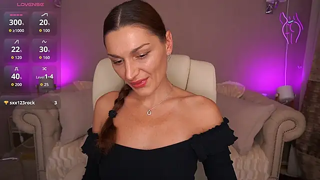 Snapshot of EllaGoldenn chatting on October 1, 8:58 pm EllaGoldenn online show from October 1, 8:58 pm