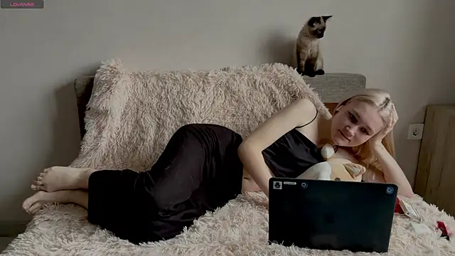 TwinedPeril online show from December 4, 7:10 am