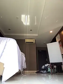 RonnieKiss online show from December 18, 4:39 am