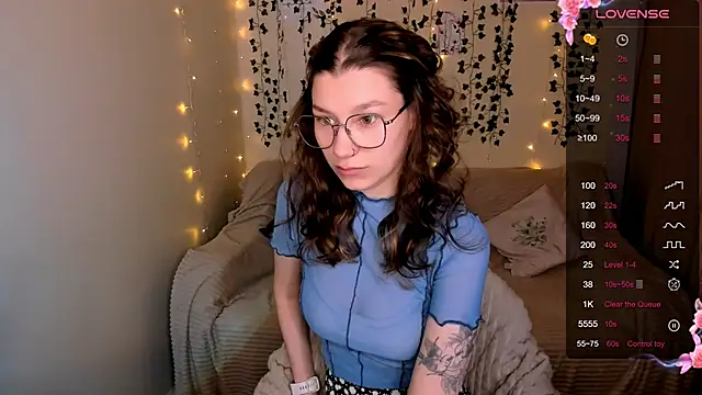 Snapshot of LinaBlossom_ chatting on October 18, 3:09 am LinaBlossom online show from October 18, 3:09 am