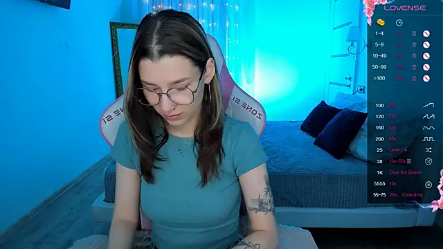 Snapshot of LinaBlossom_ chatting on October 11, 2:38 am LinaBlossom online show from October 11, 2:38 am