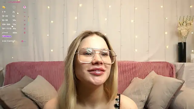 Snapshot of LisaRiza chatting on October 10, 7:24 am LisaRiza online show from October 10, 7:24 am