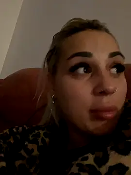 Giullyaxx online show from December 3, 11:07 pm