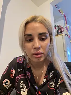 Giullyaxx online show from November 16, 11:10 am