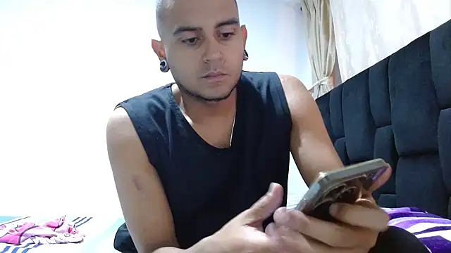 Snapshot of Carlandelli1 chatting on October 8, 2:27 am Carlandelli1 online show from October 8, 2:27 am