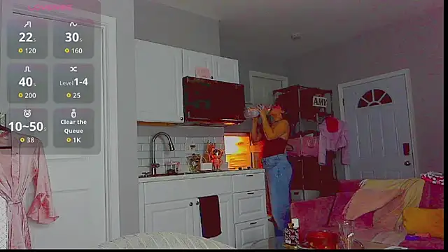 Snapshot of LunaMilav chatting on October 5, 1:43 am LunaMilav online show from October 5, 1:43 am