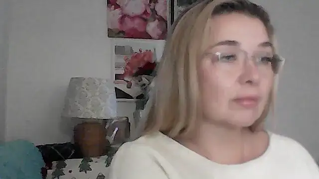 Myrienna online show from December 16, 10:48 pm